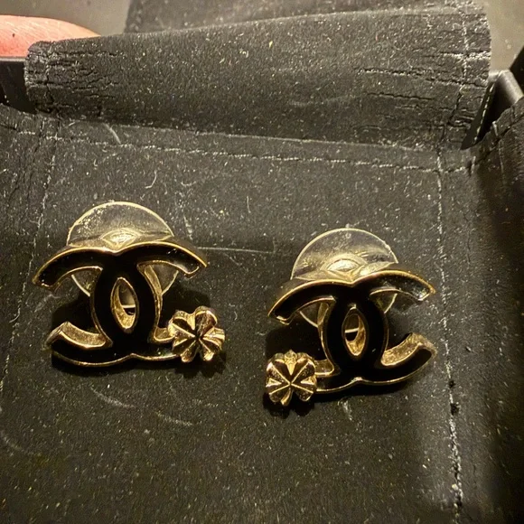 CHANEL Black and Gold Clover Earrings - Picture 2 of 11